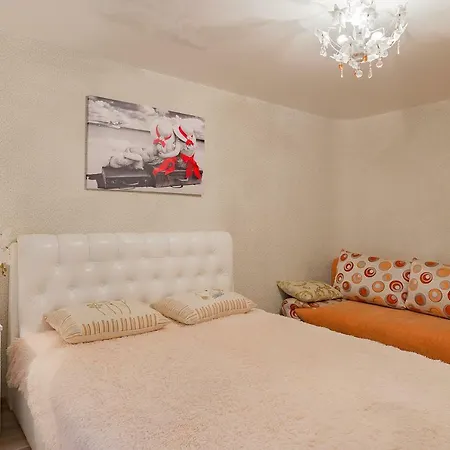 Трехкомнатные Апартаменты Возле Метро Кунцевщина Apartment *